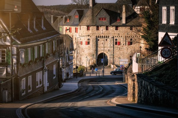 What are the best ways to enjoy the literary history of Hay-on-Wye on a budget?