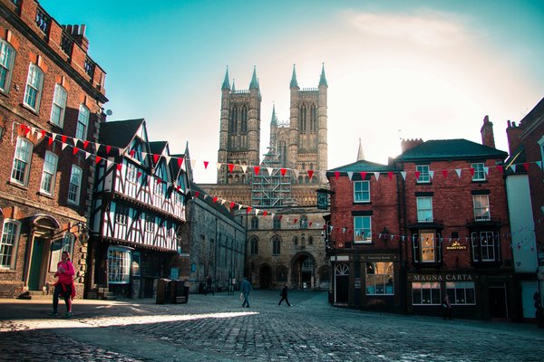How to plan an itinerary for a historical tour of Lincoln?