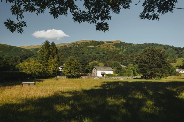 What are the best holiday rentals in the Peak District for cave exploration?